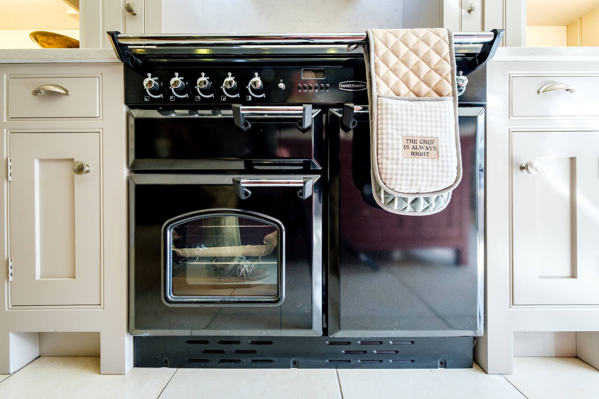 Mangan Woodcraft Classic kitchen with Cooker closeup